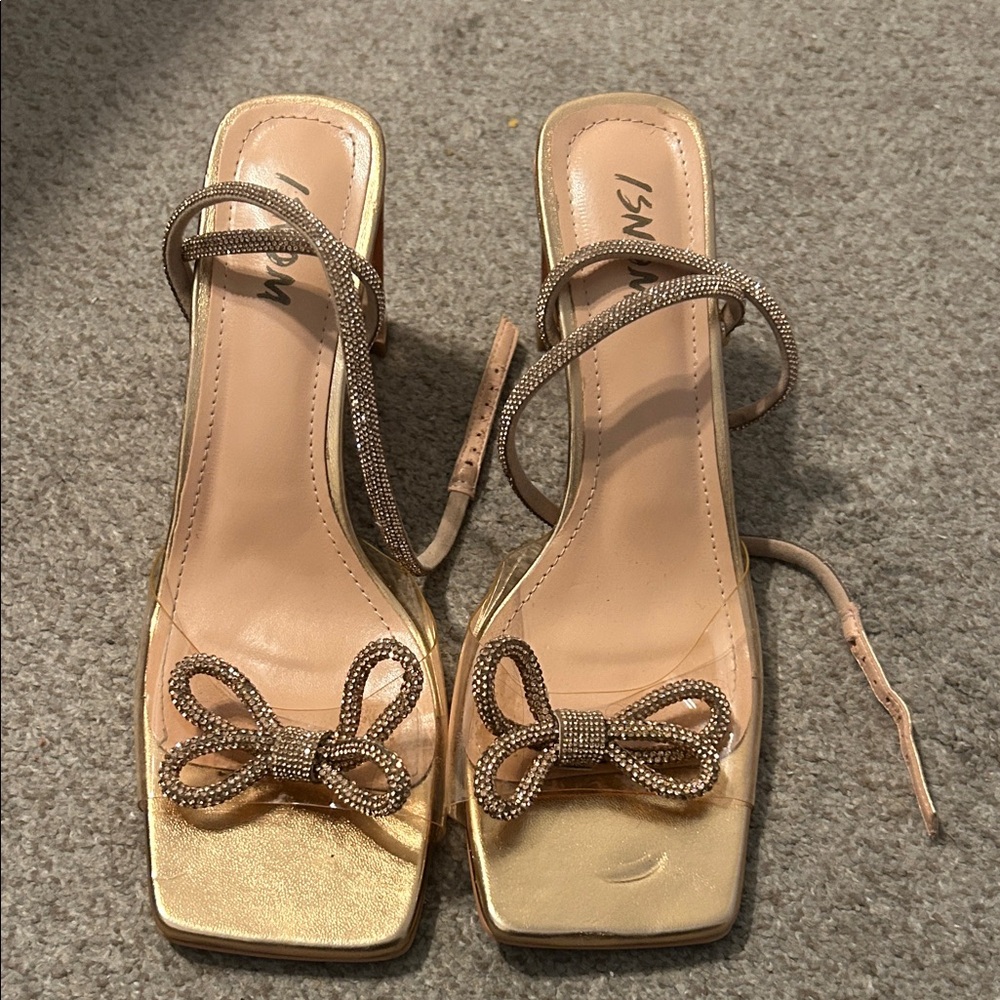 Isnom glittery bow heels